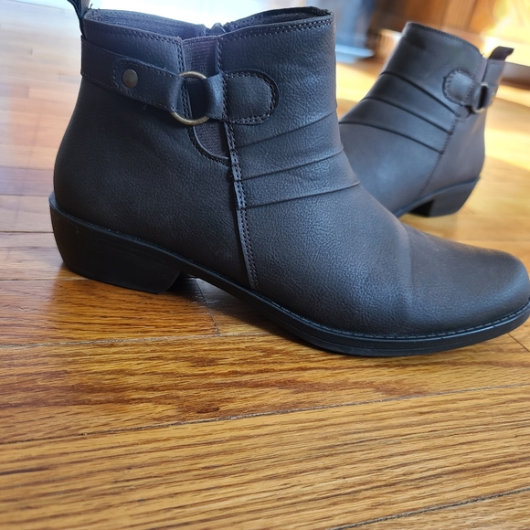 easy street Shoes - Women's Brown Side Zip On Ankle Boots, Size 9.5